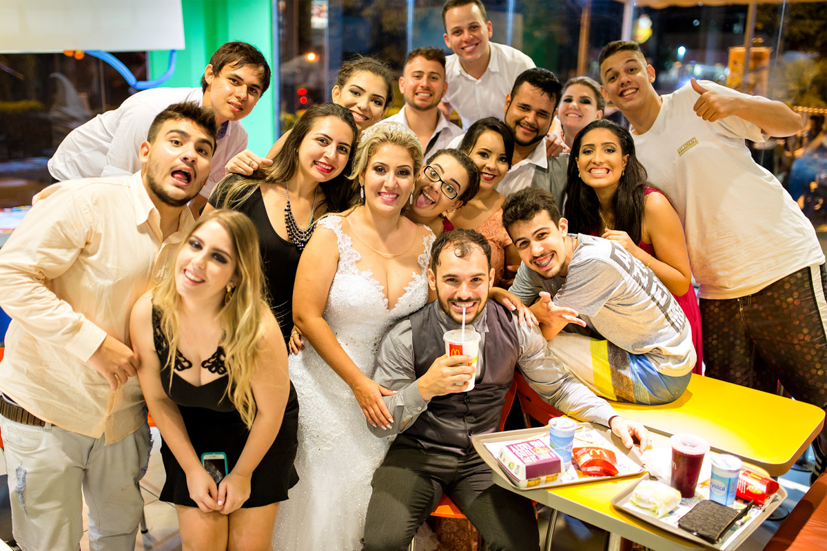 Fotos tiradas pelo Fotografo Régis Cristiano em Araçatuba – SP, momentos de muita alegria com os amigos. O casal e alguns amigos decidiram ir comemorar a parte final do dia de casamento no Mcdonalds, local onde além de muitas ri