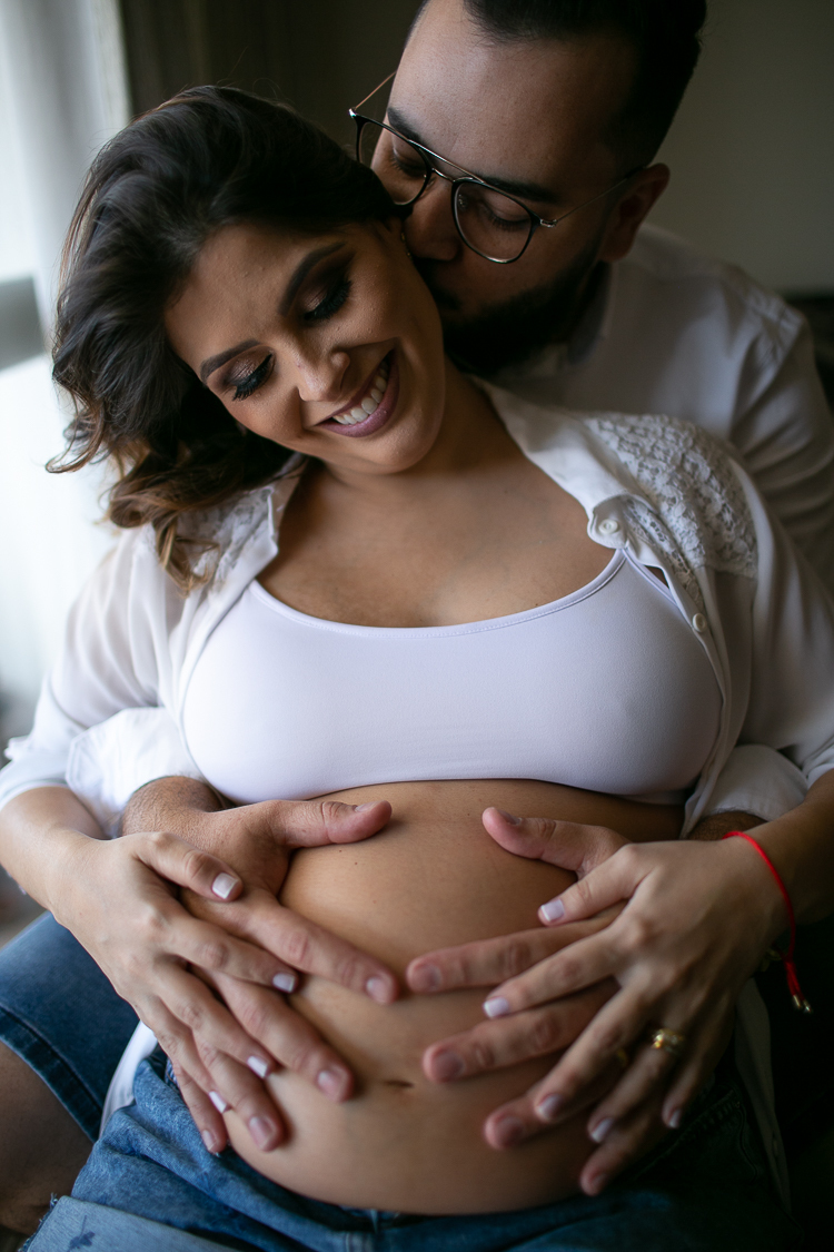 ensaio gestante book em casa externa com marido sensual