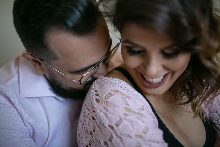 ensaio gestante book em casa externa com marido sensual