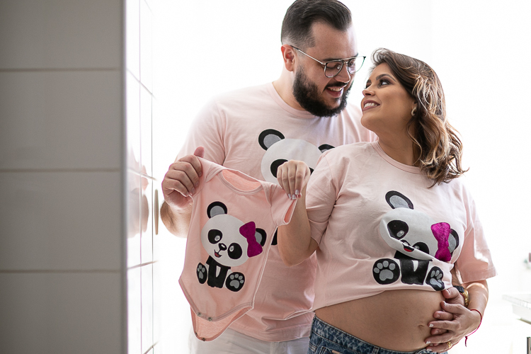 ensaio gestante book em casa externa com marido sensual