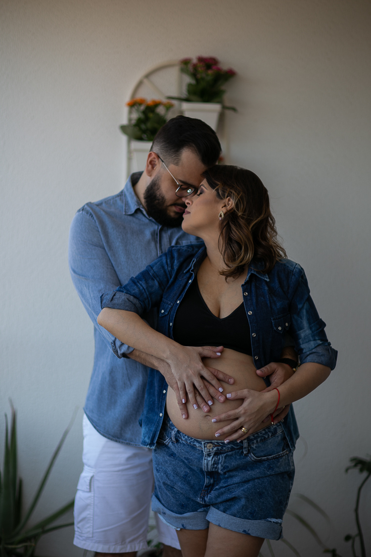 ensaio gestante book em casa externa com marido sensual