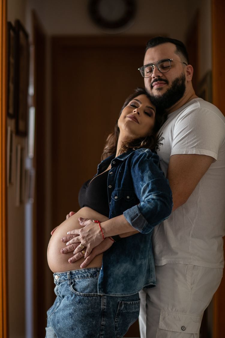 ensaio gestante book em casa externa com marido sensual