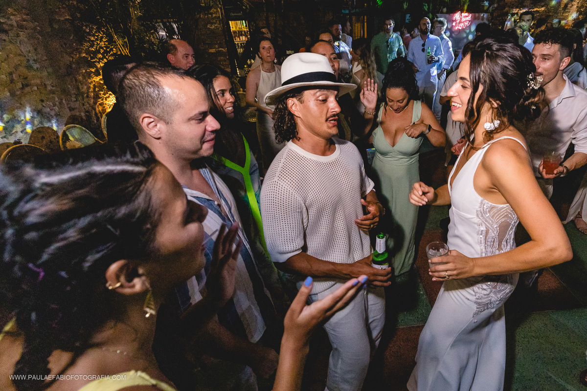 casamento-wedding-charlotte-e-apoena-prainha-barra-da-tijuca-cais-do-oriente-rio-de-janeiro-paula-dau-fabio-figueiredo-fotografia