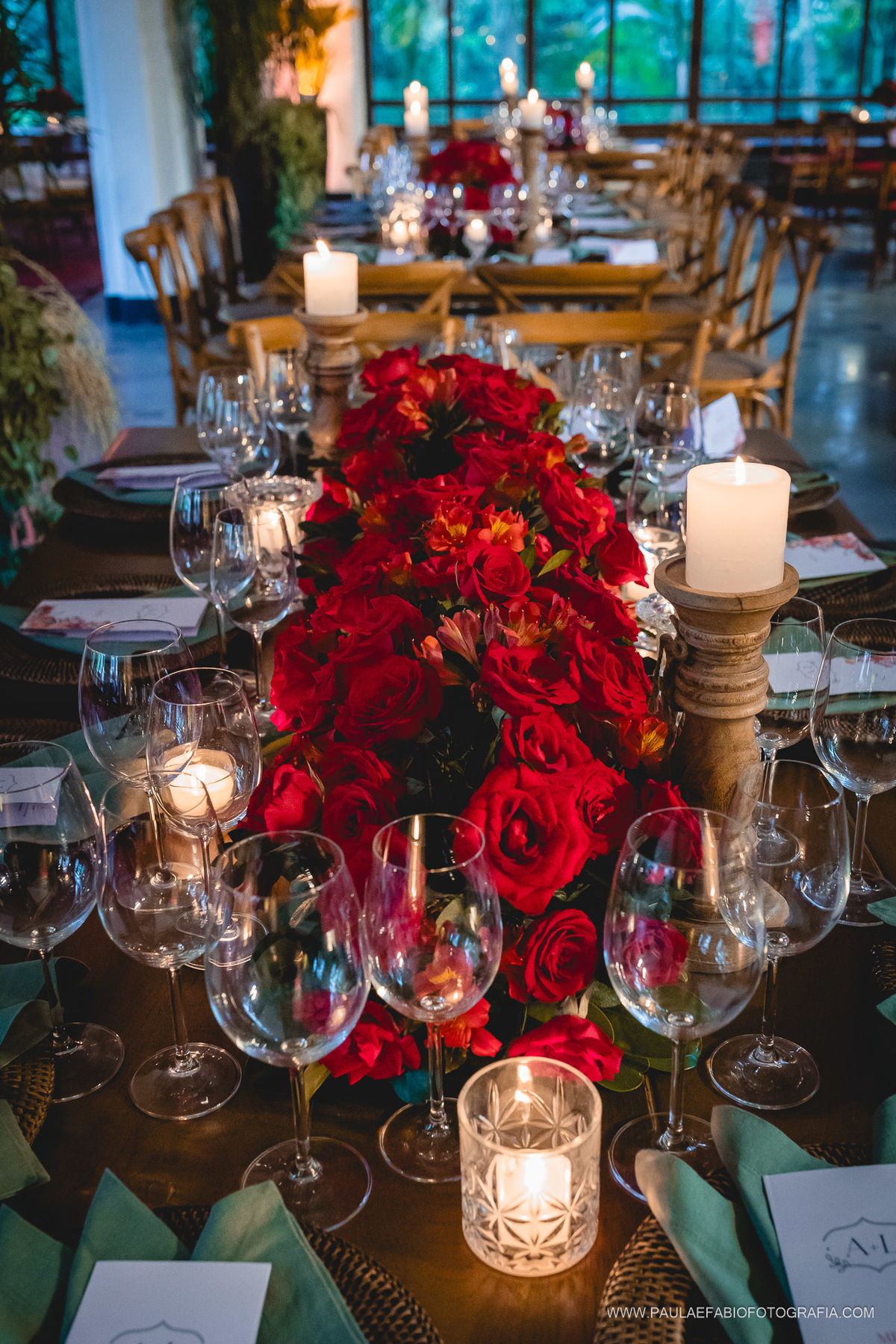 casamento-ana-paula-e-lucas-villa-riso-vila-aurea-eventos-sao-conrado-rj-decoracao-arranjos-mesa-convidados-com-rosas-vermelhas-velas-taças-paula-dau-fabio-figueiredo-fotografia-amor-em-movimento-producoes