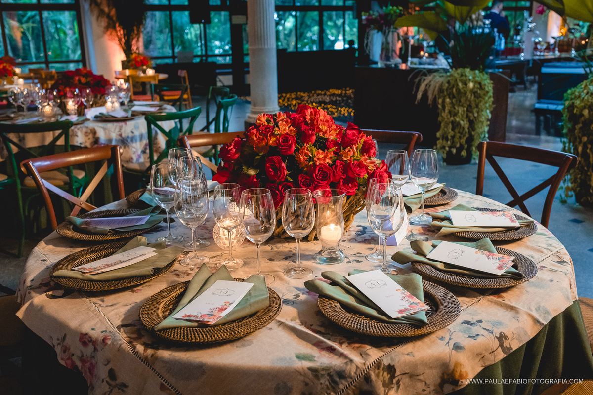 casamento-ana-paula-e-lucas-villa-riso-vila-aurea-eventos-sao-conrado-rj-decoracao-arranjos-mesa-convidados-com-rosas-vermelhas-velas-taças-menu-impresso-guardanapos-na-cor-verde-paula-dau-fabio-figueiredo-fotografia-amor-em-movimento-producoes