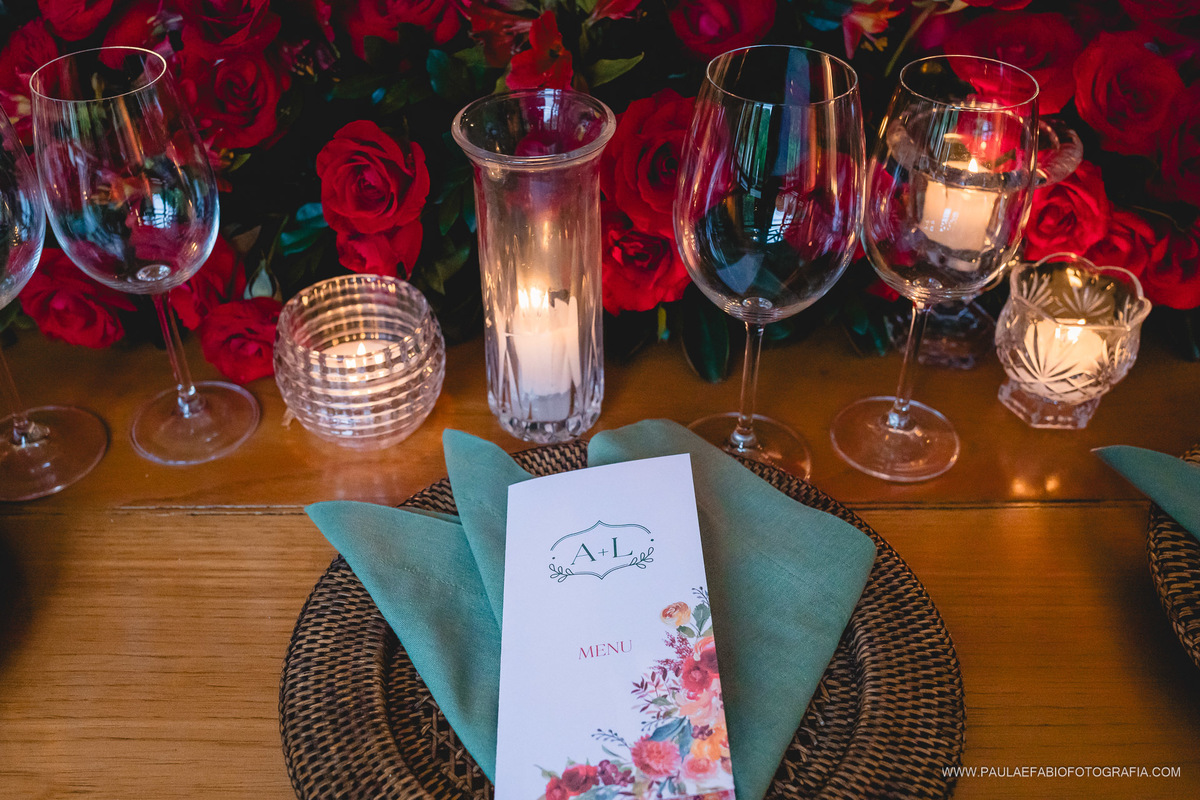 casamento-ana-paula-e-lucas-villa-riso-vila-aurea-eventos-sao-conrado--rj-decoracao-arranjos-mesa-convidados-com-rosas-vermelhas-velas-taças-menu-impresso-guardanapos-na-cor-verde-paula-dau-fabio-figueiredo-fotografia-amor-em-movimento-producoes