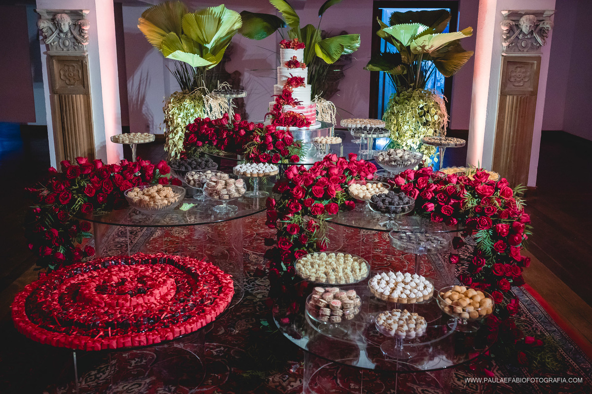 casamento-ana-paula-e-lucas-villa-riso-vila-aurea-eventos-sao-conrado-rj-decoracao-mesa-do-bolo-e-doces-e-bem-casados-com-arranjos-de-rosas-vermelhas-paula-dau-fabio-figueiredo-fotografia-amor-em-movimento-producoes