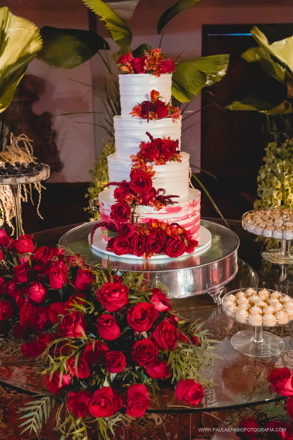 casamento-ana-paula-e-lucas-villa-riso-vila-aurea-eventos-sao-conrado-rj-decoracao-mesa-do-bolo-e-doces-e-bem-casados-com-arranjos-de-rosas-vermelhas-paula-dau-fabio-figueiredo-fotografia-amor-em-movimento-producoes