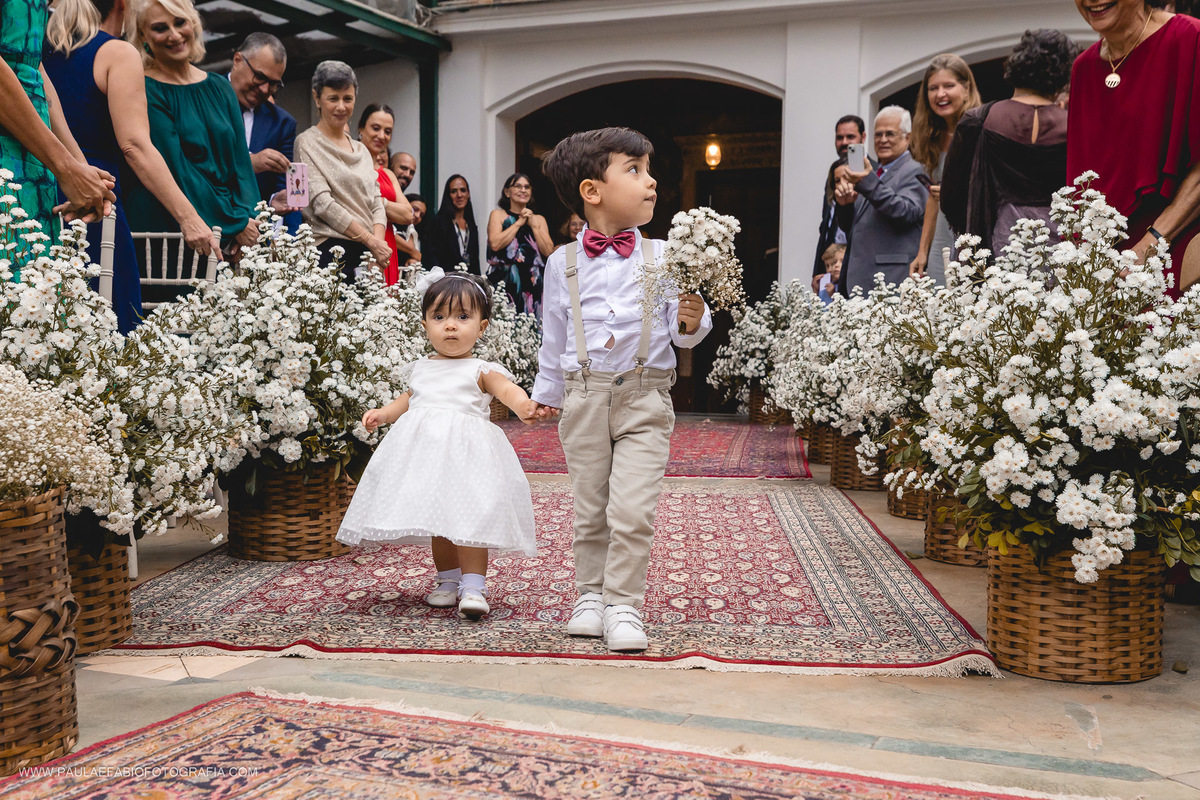 casamento-ana-paula-e-lucas-villa-riso-vila-aurea-eventos-sao-conrado-rj-entrada-dos-pajens-e-das-damas-paula-dau-fabio-figueiredo-fotografia-amor-em-movimento-producoes