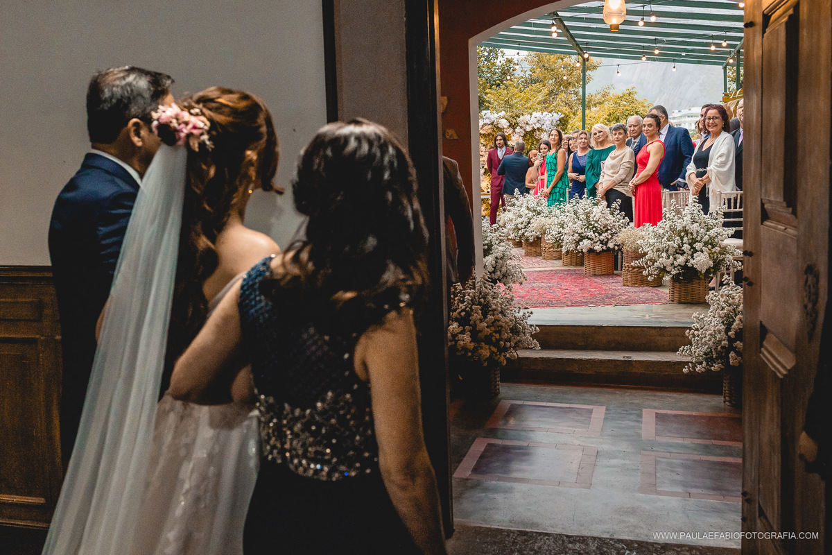 casamento-ana-paula-e-lucas-villa-riso-vila-aurea-eventos-sao-conrado-rj-entrada-da-noiva-com-pais-paula-dau-fabio-figueiredo-fotografia-amor-em-movimento-producoes