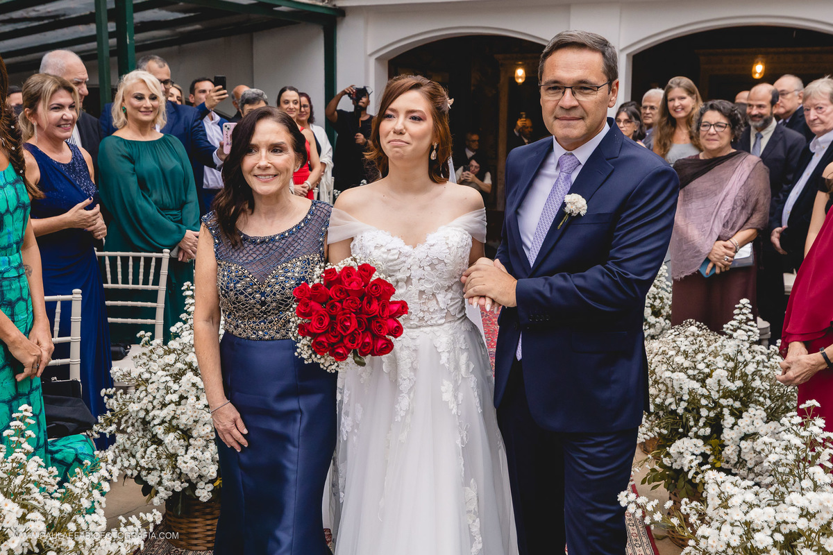 casamento-ana-paula-e-lucas-villa-riso-vila-aurea-eventos-sao-conrado-rj-entrada-da-noiva-com-pais-paula-dau-fabio-figueiredo-fotografia-amor-em-movimento-producoes