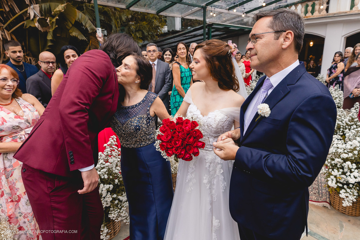 casamento-ana-paula-e-lucas-villa-riso-vila-aurea-eventos-sao-conrado-rj-entrada-da-noiva-com-pais-paula-dau-fabio-figueiredo-fotografia-amor-em-movimento-producoes