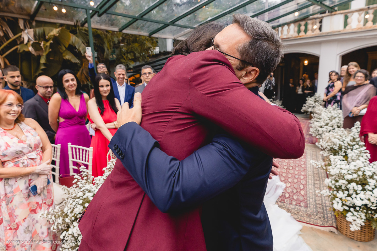 casamento-ana-paula-e-lucas-villa-riso-vila-aurea-eventos-sao-conrado-rj-entrada-da-noiva-com-pais-paula-dau-fabio-figueiredo-fotografia-amor-em-movimento-producoes