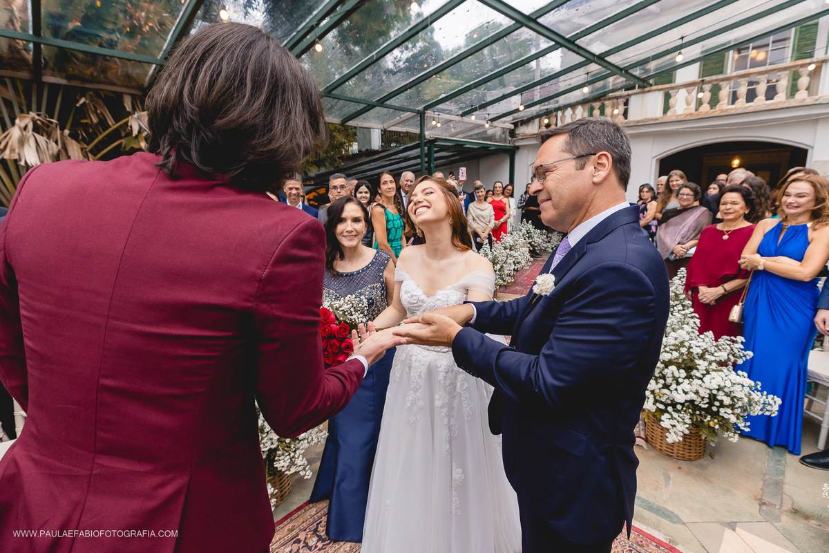 casamento-ana-paula-e-lucas-villa-riso-vila-aurea-eventos-sao-conrado-rj-entrada-da-noiva-com-pais-paula-dau-fabio-figueiredo-fotografia-amor-em-movimento-producoes