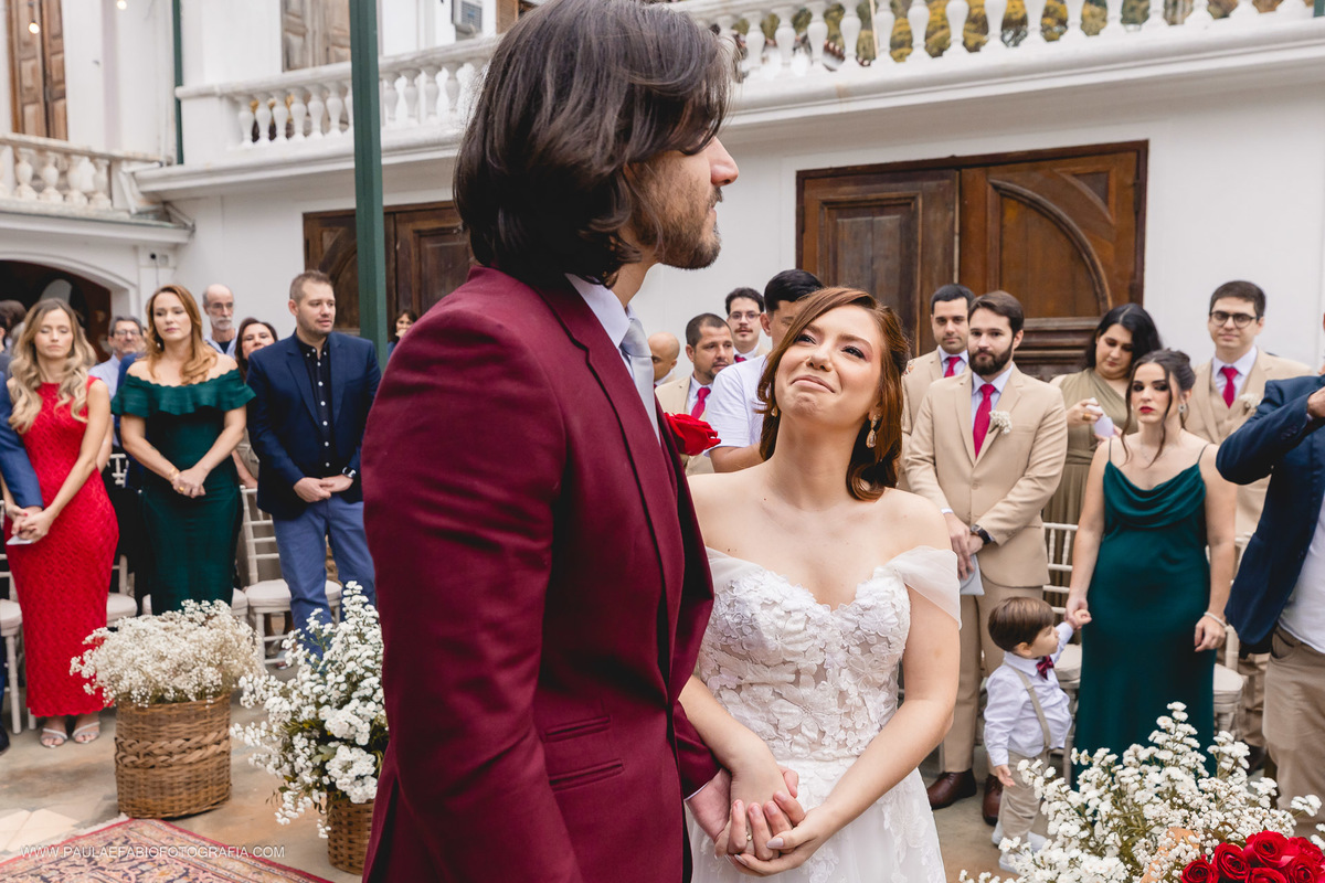 casamento-ana-paula-e-lucas-villa-riso-vila-aurea-eventos-sao-conrado-rj-noivos-no-altar-paula-dau-fabio-figueiredo-fotografia-amor-em-movimento-producoes