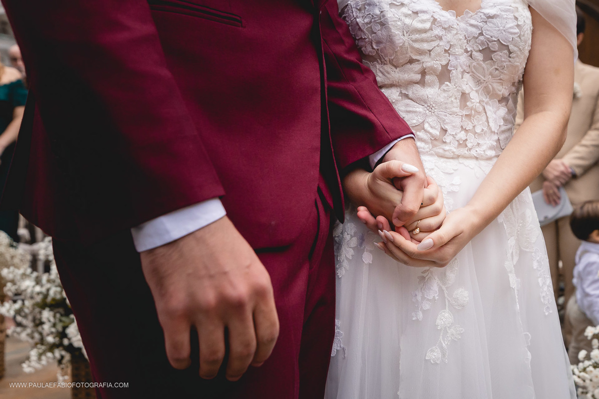 casamento-ana-paula-e-lucas-villa-riso-vila-aurea-eventos-sao-conrado-rj-noivos-no-altar-paula-dau-fabio-figueiredo-fotografia-amor-em-movimento-producoes