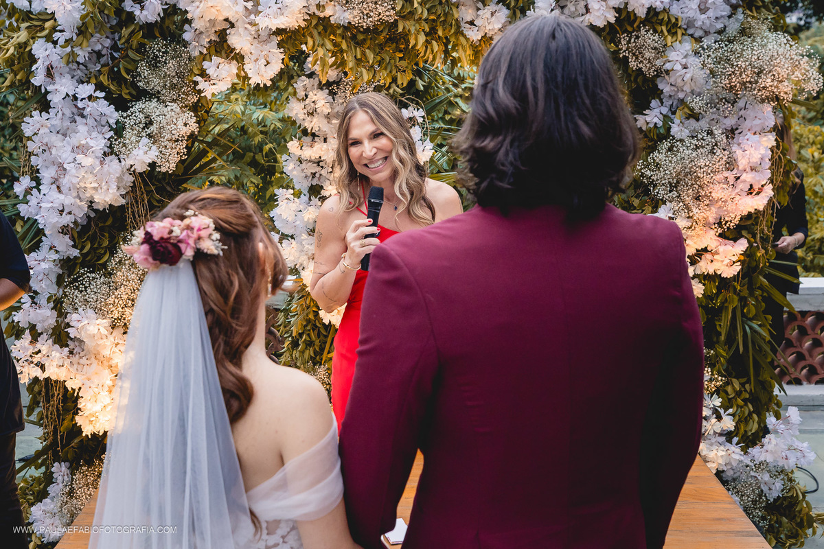 casamento-ana-paula-e-lucas-villa-riso-vila-aurea-eventos-sao-conrado-rj-noivos-no-altar-paula-dau-fabio-figueiredo-fotografia-amor-em-movimento-producoes