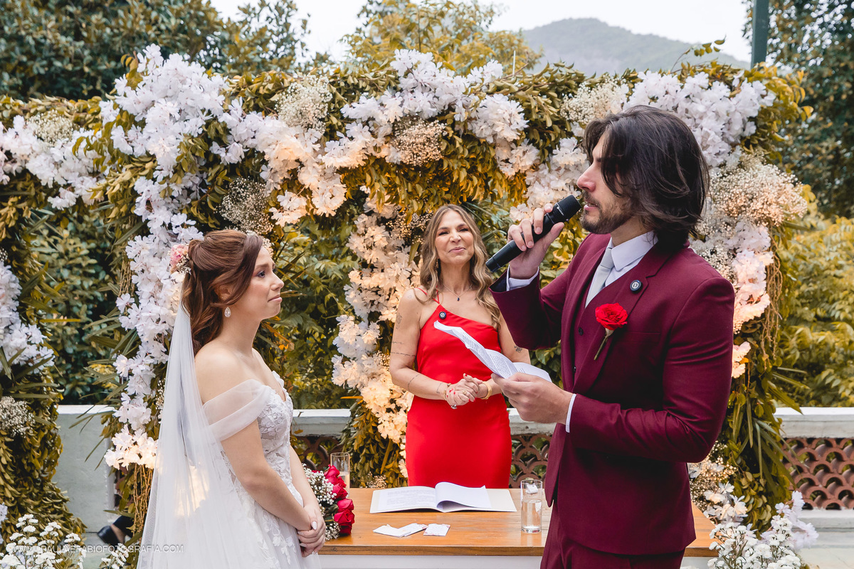 casamento-ana-paula-e-lucas-villa-riso-vila-aurea-eventos-sao-conrado-rj-noivos-no-altar-votos-dos-noivos-paula-dau-fabio-figueiredo-fotografia-amor-em-movimento-producoes