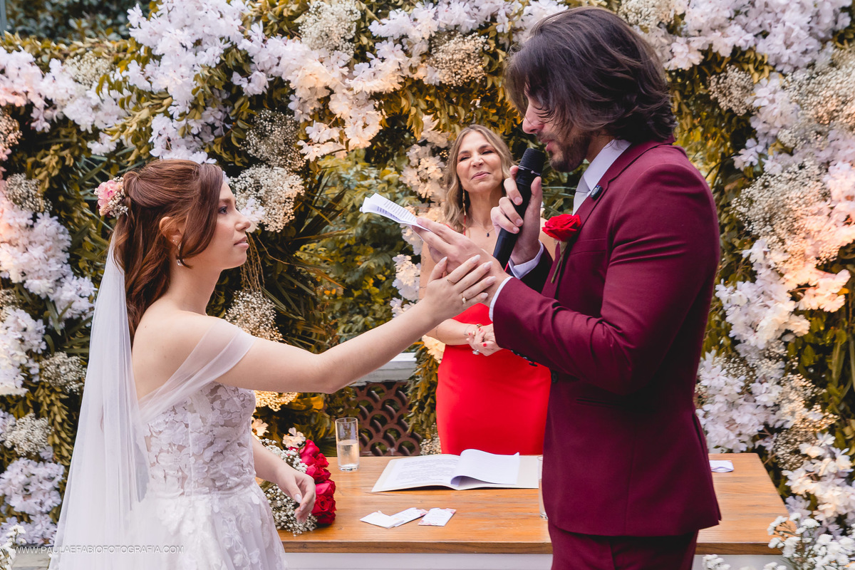 casamento-ana-paula-e-lucas-villa-riso-vila-aurea-eventos-sao-conrado-rj-noivos-no-altar-votos-dos-noivos-paula-dau-fabio-figueiredo-fotografia-amor-em-movimento-producoes
