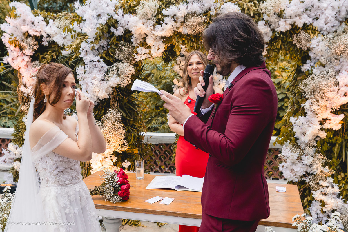 casamento-ana-paula-e-lucas-villa-riso-vila-aurea-eventos-sao-conrado-rj-noivos-no-altar-votos-dos-noivos-paula-dau-fabio-figueiredo-fotografia-amor-em-movimento-producoes