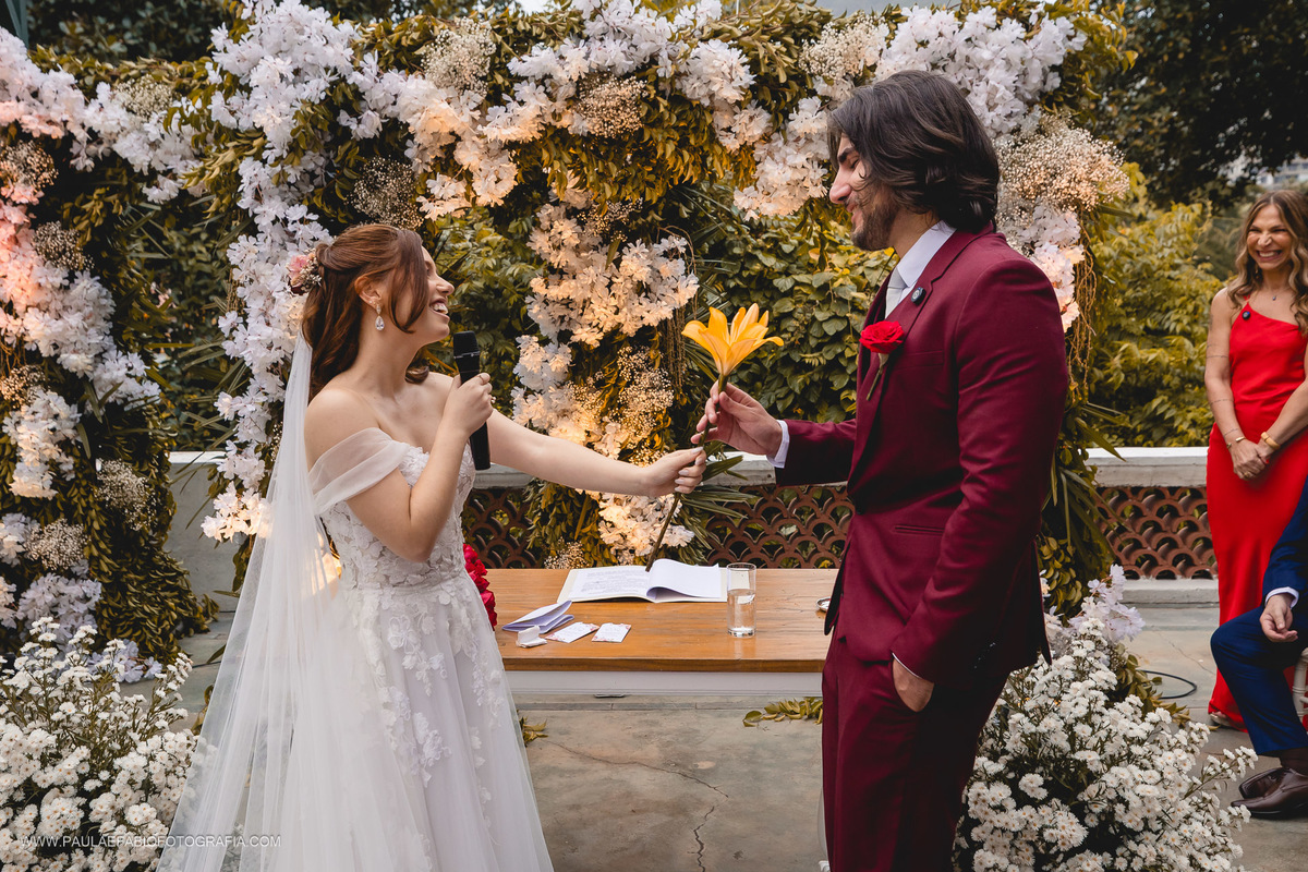 casamento-ana-paula-e-lucas-villa-riso-vila-aurea-eventos-sao-conrado-rj-noivos-no-altar-votos-dos-noivos-paula-dau-fabio-figueiredo-fotografia-amor-em-movimento-producoes