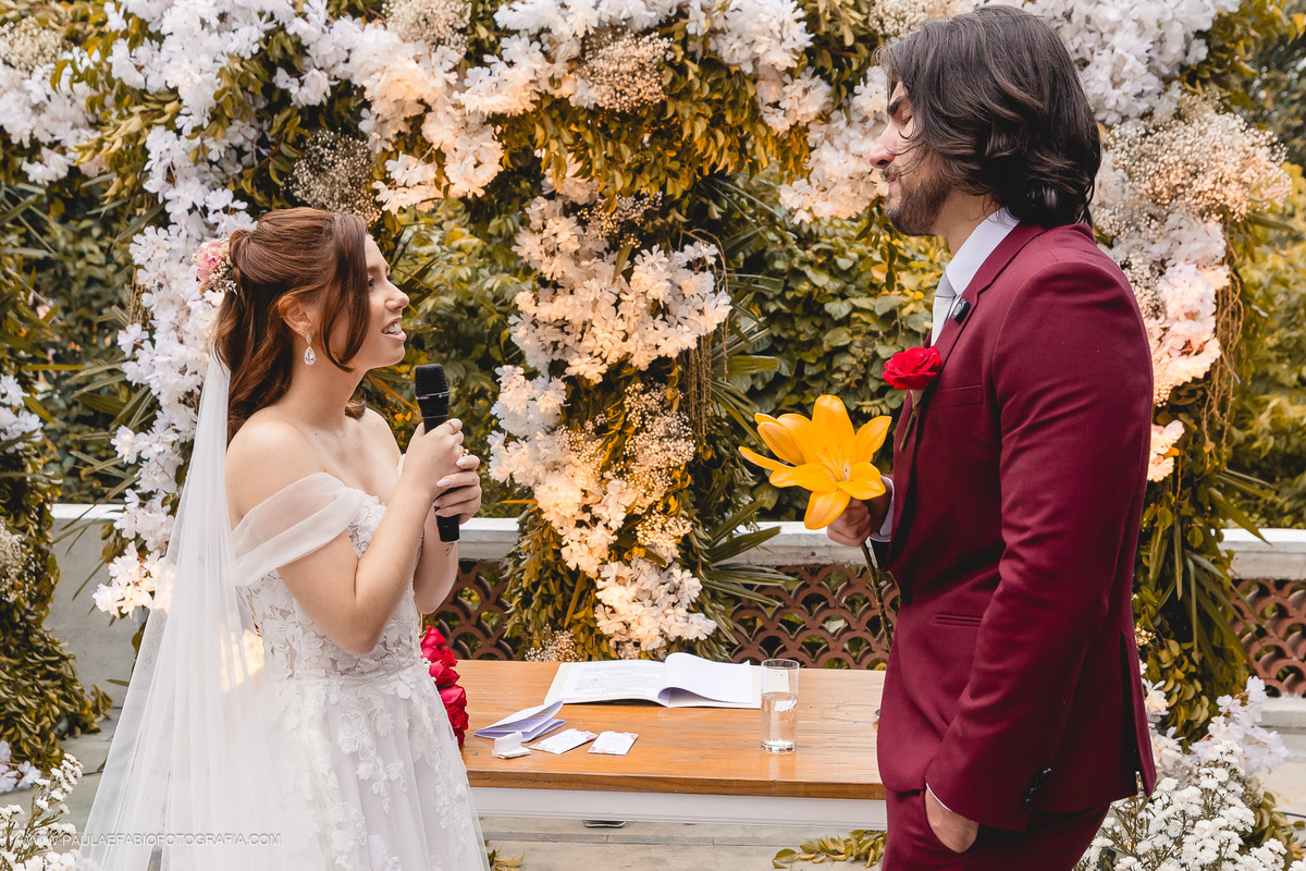 casamento-ana-paula-e-lucas-villa-riso-vila-aurea-eventos-sao-conrado-rj-noivos-no-altar-votos-dos-noivos-paula-dau-fabio-figueiredo-fotografia-amor-em-movimento-producoes