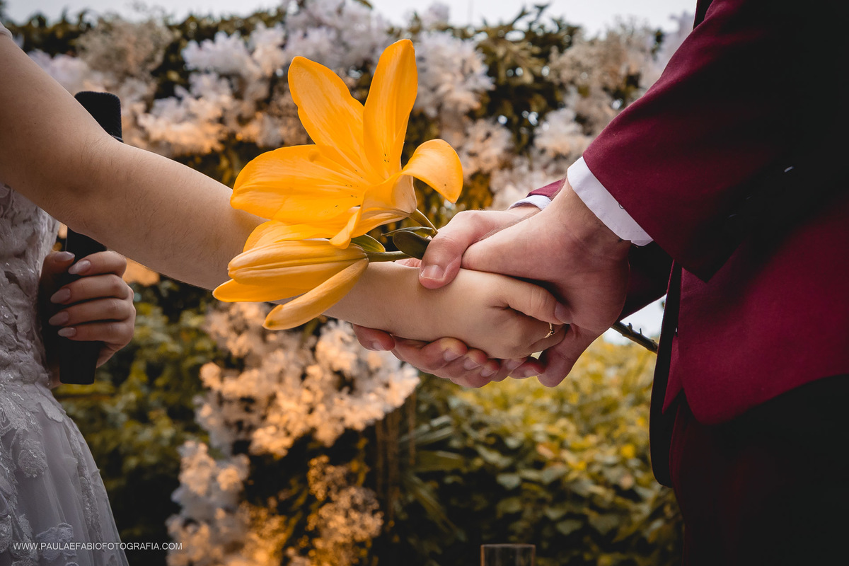 casamento-ana-paula-e-lucas-villa-riso-vila-aurea-eventos-sao-conrado-rj-noivos-no-altar-votos-dos-noivos-paula-dau-fabio-figueiredo-fotografia-amor-em-movimento-producoes