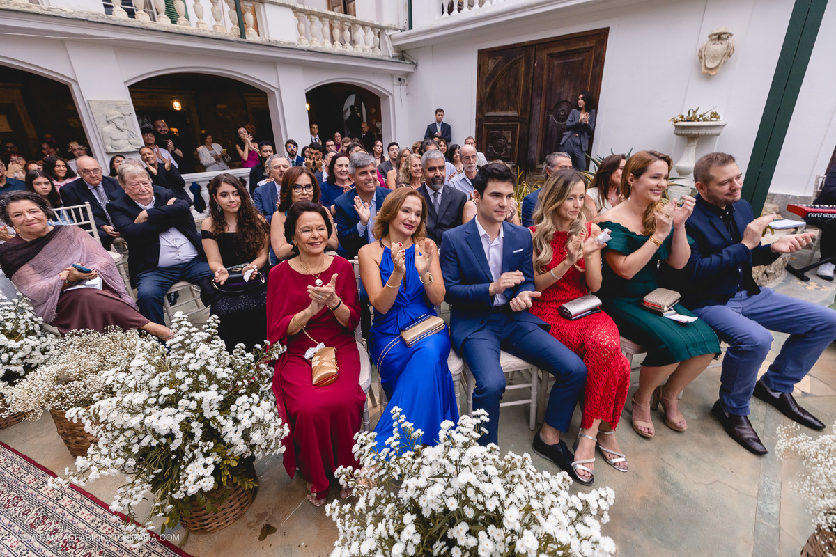 casamento-ana-paula-e-lucas-villa-riso-vila-aurea-eventos-sao-conrado-rj-convidados-aplaudindo-noivos-no-altar-votos-dos-noivos-paula-dau-fabio-figueiredo-fotografia-amor-em-movimento-producoes