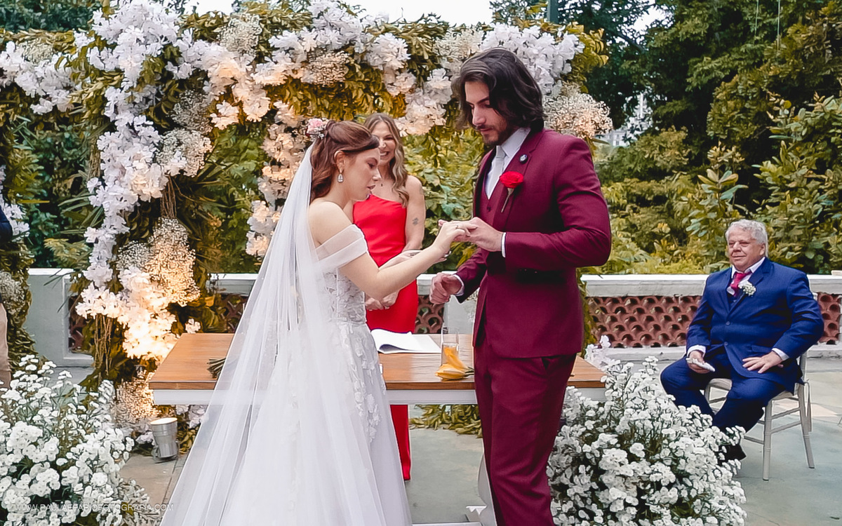 casamento-ana-paula-e-lucas-villa-riso-vila-aurea-eventos-sao-conrado-rj-noivos-no-altar-aliancas-paula-dau-fabio-figueiredo-fotografia-amor-em-movimento-producoes