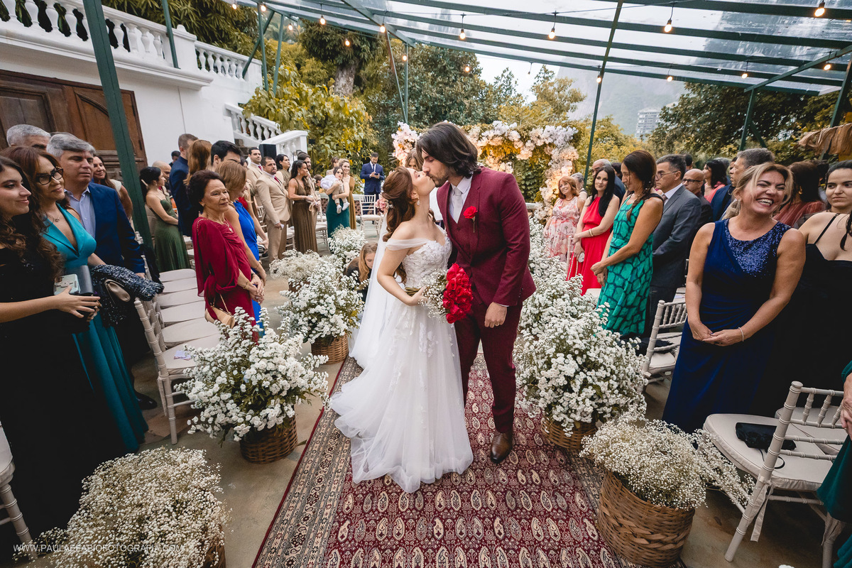 casamento-ana-paula-e-lucas-villa-riso-vila-aurea-eventos-sao-conrado-rj-saida-dos-noivos-beijo-paula-dau-fabio-figueiredo-fotografia-amor-em-movimento-producoes