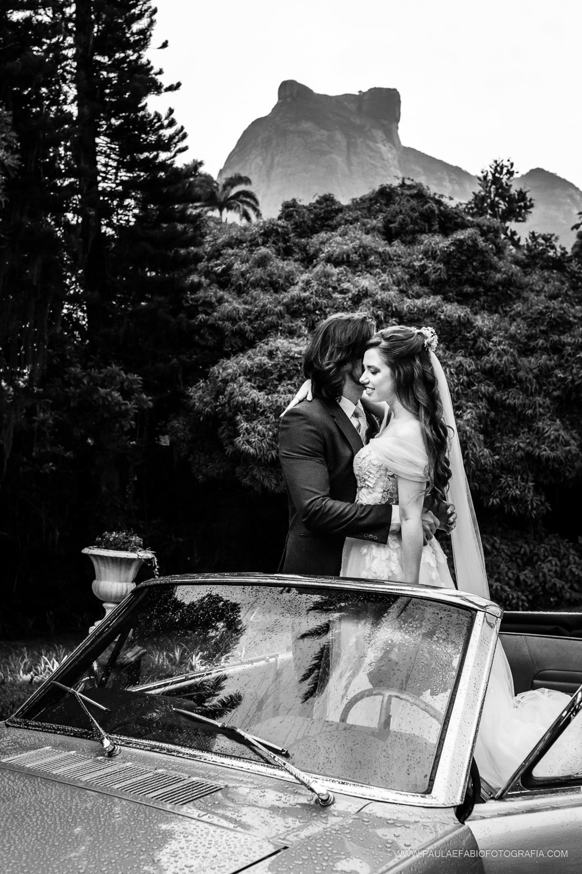 casamento-ana-paula-e-lucas-villa-riso-vila-aurea-eventos-sao-conrado-rj-ensaio-externo-dos-noivos-paula-dau-fabio-figueiredo-fotografia-amor-em-movimento-producoes
