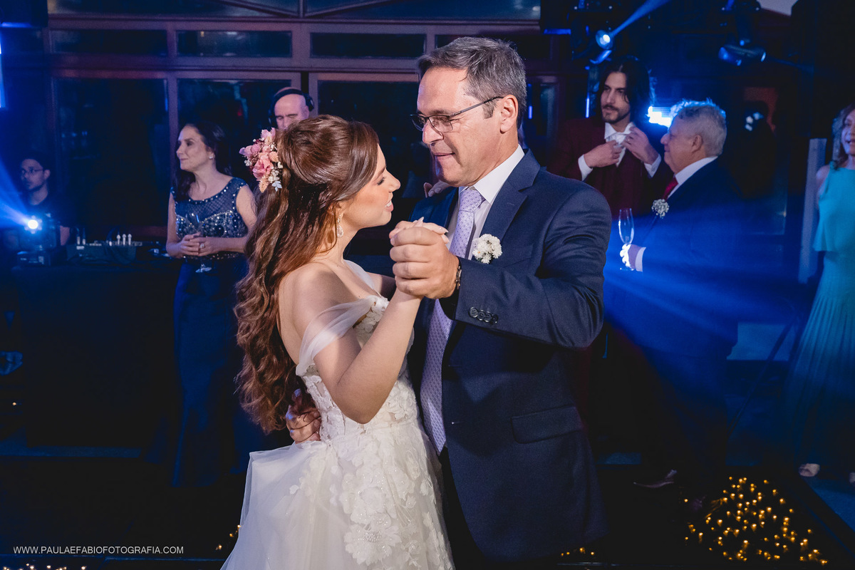 casamento-ana-paula-e-lucas-villa-riso-vila-aurea-eventos-sao-conrado-rj-danca-da-noiva-com-pai-paula-dau-fabio-figueiredo-fotografia-amor-em-movimento-producoes