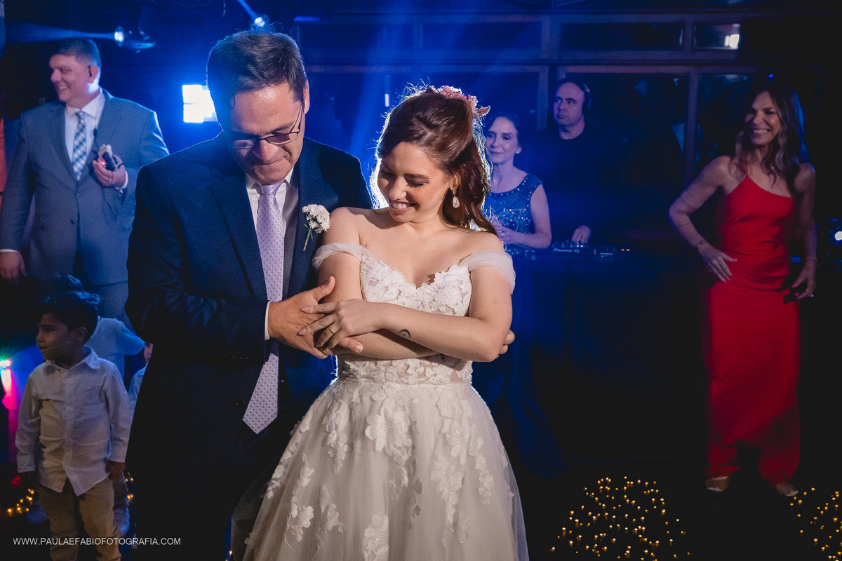 casamento-ana-paula-e-lucas-villa-riso-vila-aurea-eventos-sao-conrado-rj-danca-da-noiva-com-pai-paula-dau-fabio-figueiredo-fotografia-amor-em-movimento-producoes