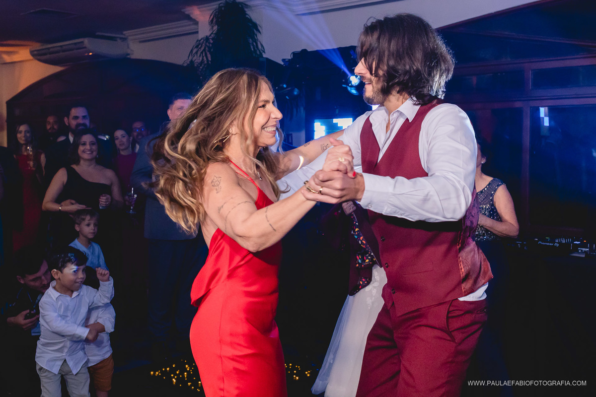 casamento-ana-paula-e-lucas-villa-riso-vila-aurea-eventos-sao-conrado-rj-danca-do-noivo-com-mae-paula-dau-fabio-figueiredo-fotografia-amor-em-movimento-producoes