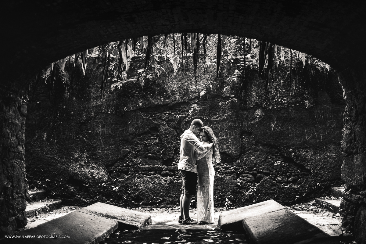 ensaio-pre-wedding-clarissa-e-jesiel-parque-lage-rio-de-janeiro-rj-paula-dau-fabio-figueiredo-fotografia-chuva-guarda-chuva-verde-mata-vestido-lindo