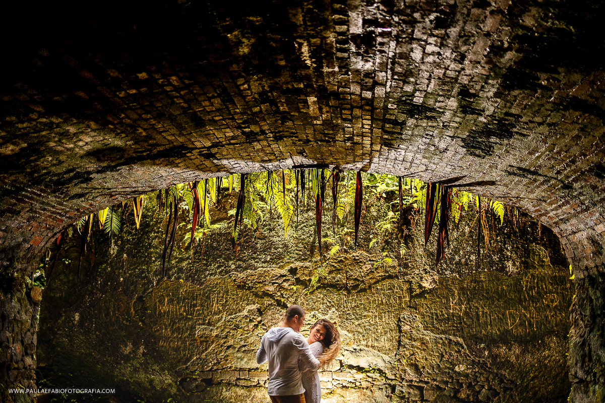 ensaio-pre-wedding-clarissa-e-jesiel-parque-lage-rio-de-janeiro-rj-paula-dau-fabio-figueiredo-fotografia-chuva-guarda-chuva-verde-mata-vestido-lindo