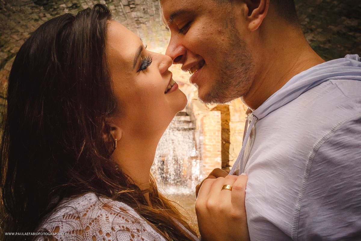 ensaio-pre-wedding-clarissa-e-jesiel-parque-lage-rio-de-janeiro-rj-paula-dau-fabio-figueiredo-fotografia-chuva-guarda-chuva-verde-mata-vestido-lindo