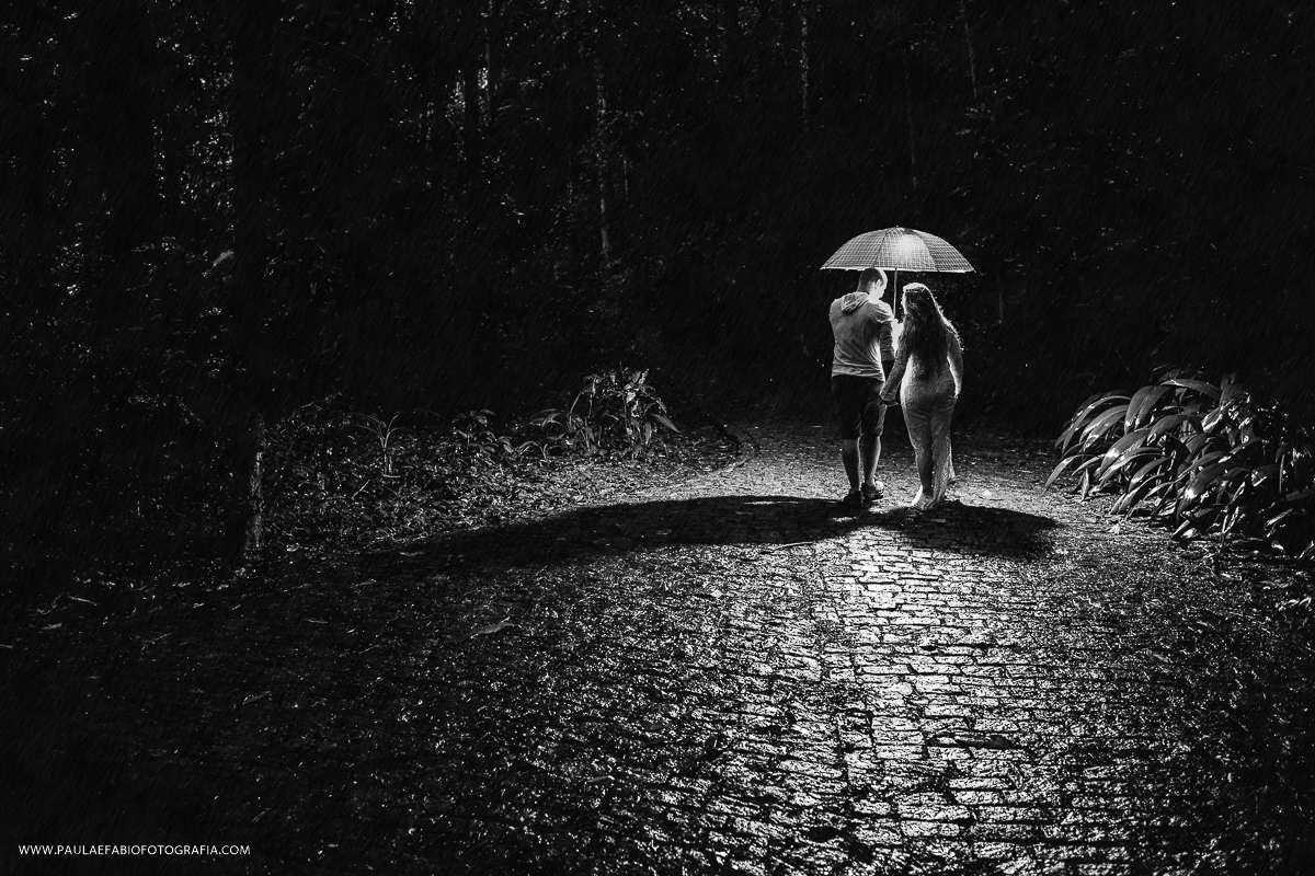 ensaio-pre-wedding-clarissa-e-jesiel-parque-lage-rio-de-janeiro-rj-paula-dau-fabio-figueiredo-fotografia-chuva-guarda-chuva-verde-mata-vestido-lindo