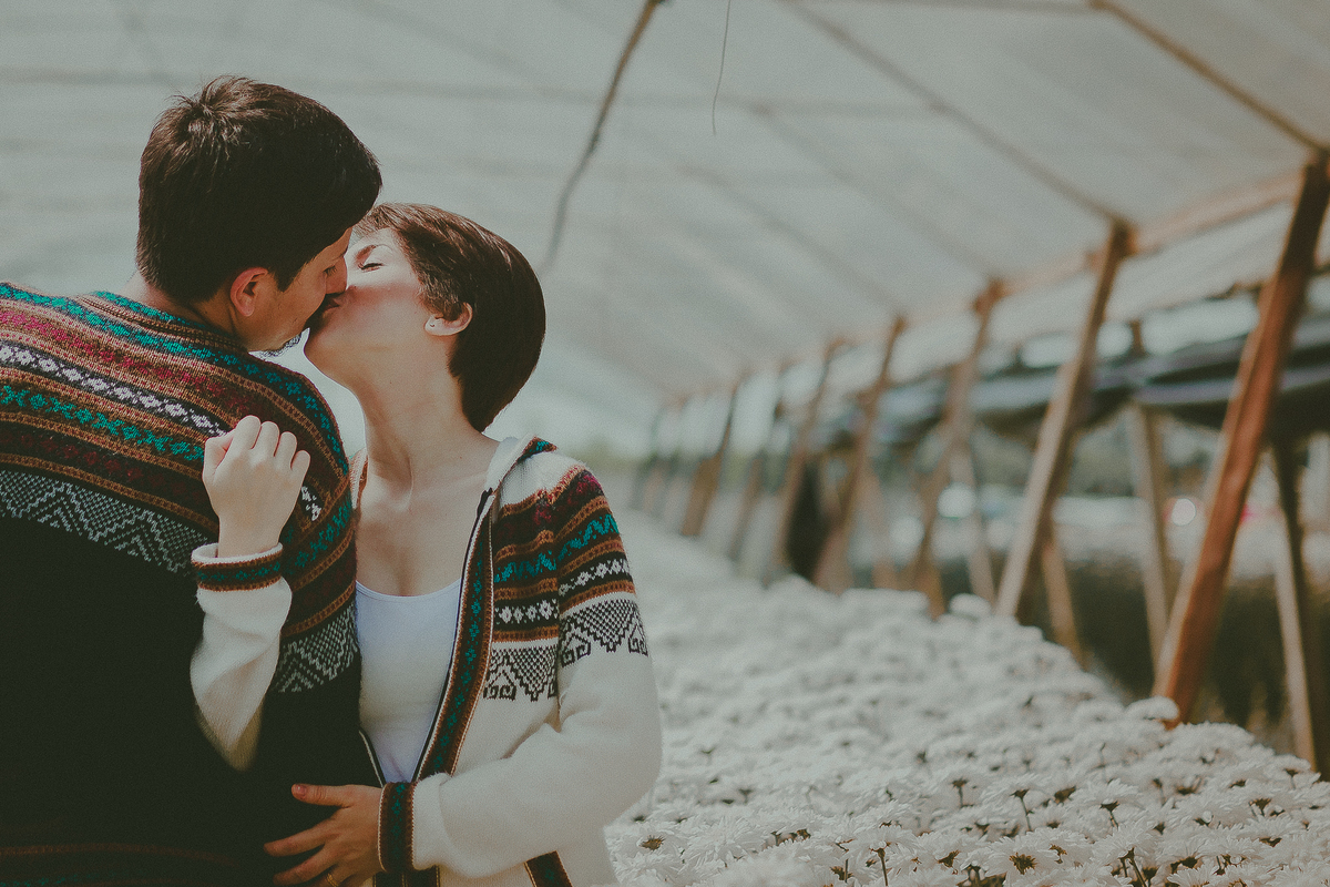 ENSAIO DE CASAL NOIVA BEIJANDO  O NOIVO 