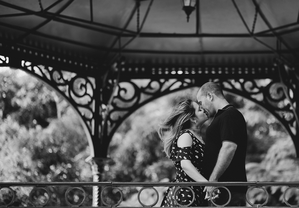 NOIVOS SE BEIJANDO NO PAÇO DA LIBERDADE 