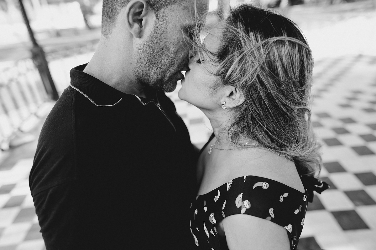 FOTOGRAFIA DE CASAMENTO E ENSAIO NO PAÇO DA LIBERDADE  NOIVOS SE BEIJANDO 