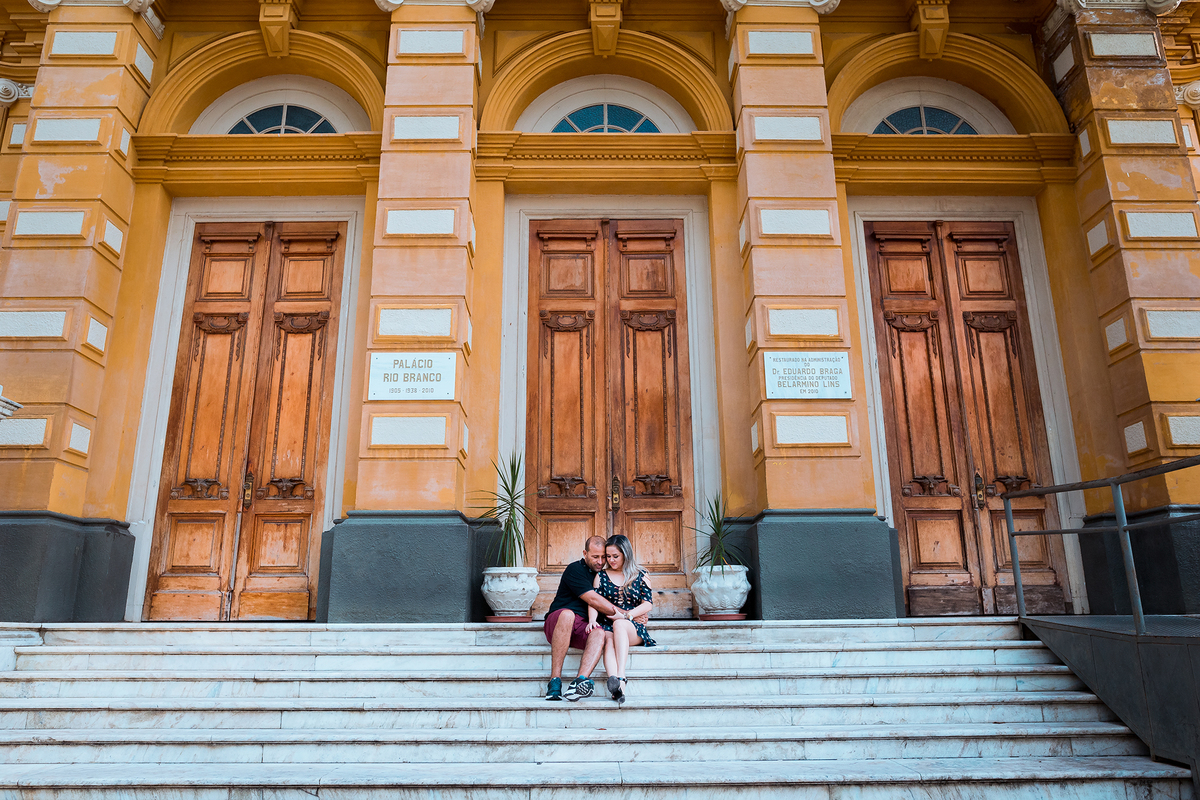 FOTOGRAFIA DE CASAMENTO E ENSAIO NO PAÇO DA LIBERDADE  NOIVOS ABRAÇADOS 