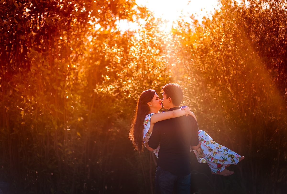 PRÉ WEDDING ELIAS E SABRINA NA PRAIA DE AÇUTUBA   NOIVO CARREGANDO A NOIVA 