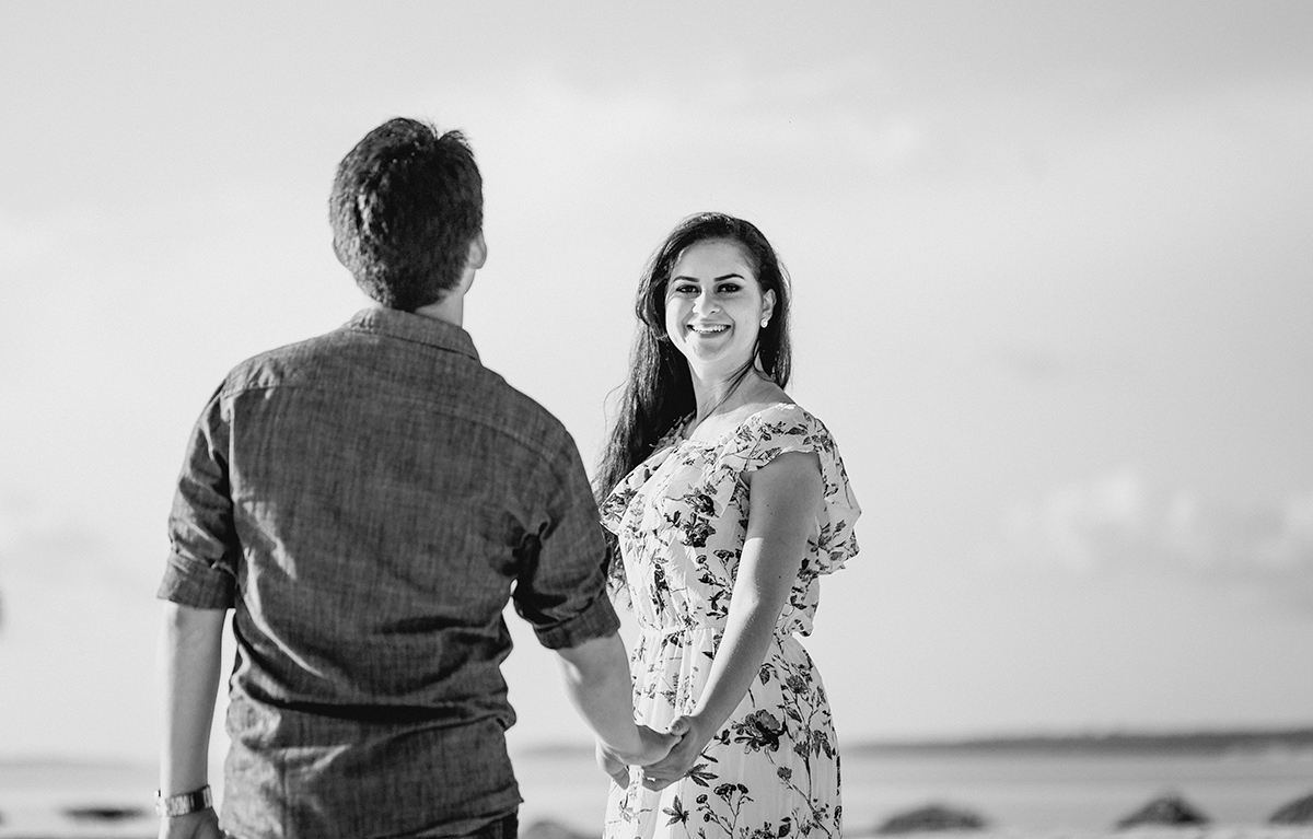 PRÉ WEDDING ELIAS E SABRINA NA PRAIA DE AÇUTUBA   NOIVOS DE MÃOS DADAS 