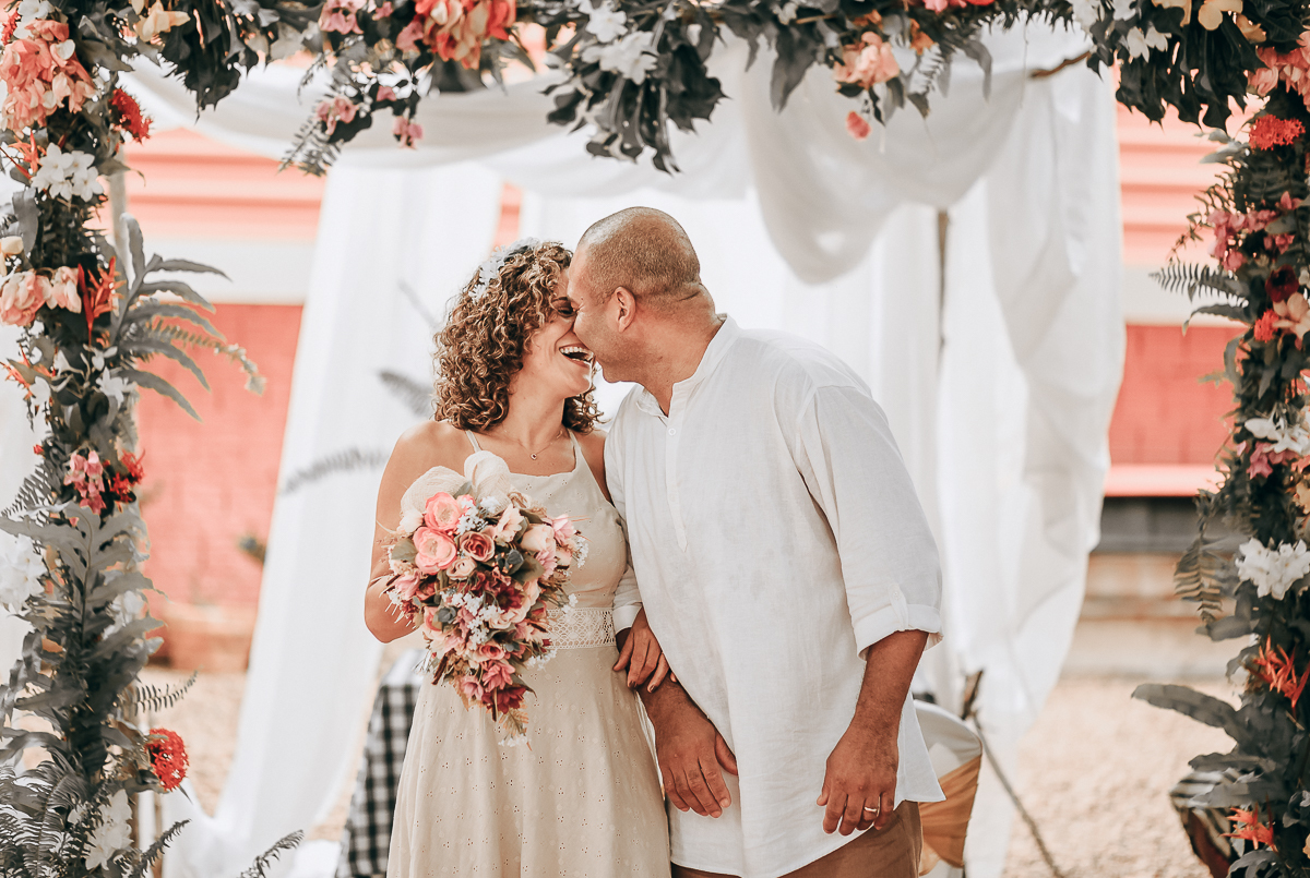BEIJO DOS NOIVOS CASAMENTO DE DIA 