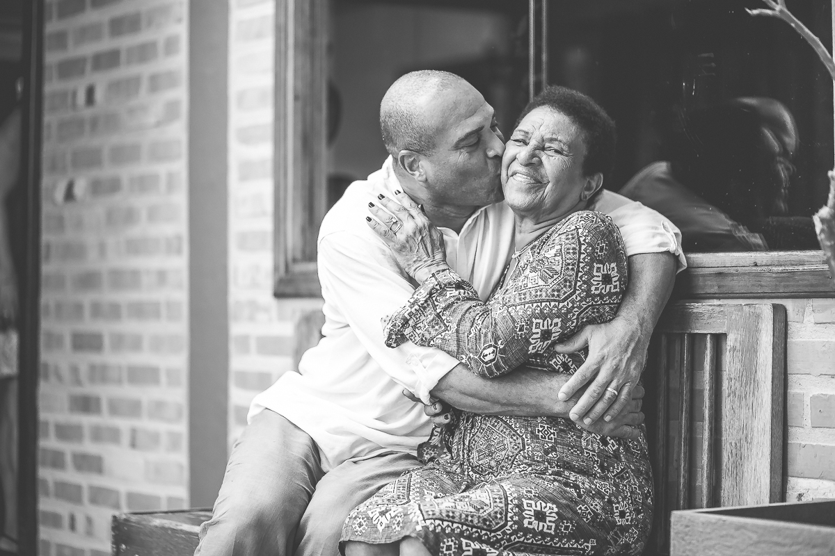 ABRAÇO DO NOIVO NA MÃE CASAMENTO DE DIA 