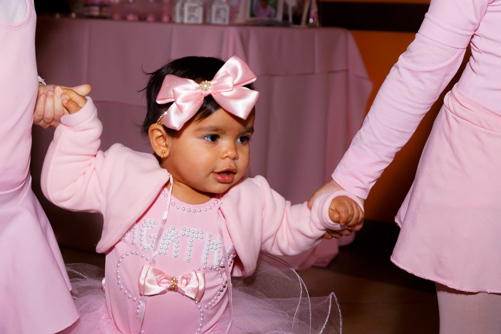 vestida de Bailarina, Agatha entrou comtodo estilo. Fotografia aniversario infantil 1º aninho 