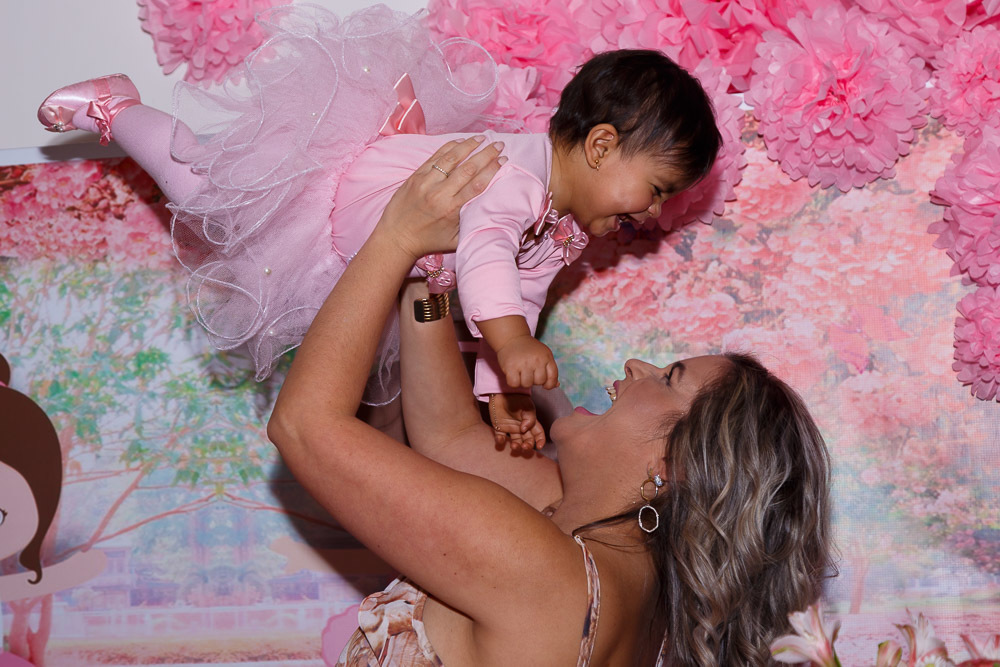 vestida de Bailarina, Agatha entrou comtodo estilo. Fotografia aniversario infantil 1º aninho 