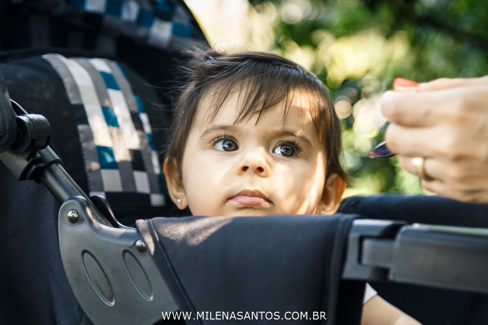 ENSAIO FOTOGRÁFICO | ENSAIO FAMÍLIA | FOTÓGRAFO | FOTÓGRAFA | FOTOGRAFIA DE FAMÍLIA | JARDIM BOTÂNICO PORTO ALEGRE | MILENA SILVA SANTOS | CRIANÇA COMENDO BANANA
