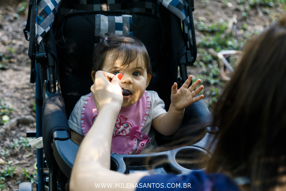 ENSAIO FOTOGRÁFICO | ENSAIO FAMÍLIA | FOTÓGRAFO | FOTÓGRAFA | FOTOGRAFIA DE FAMÍLIA | JARDIM BOTÂNICO PORTO ALEGRE | MILENA SILVA SANTOS | CRIANÇA COMENDO BANANA